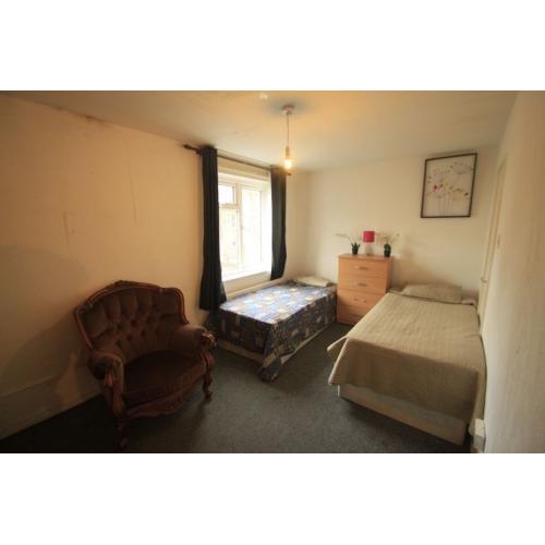 GOOD TWIN ROOM AVAILABLE IN A PROPERTY WITH LIVING ROOM AND GARDEN !!! 5P