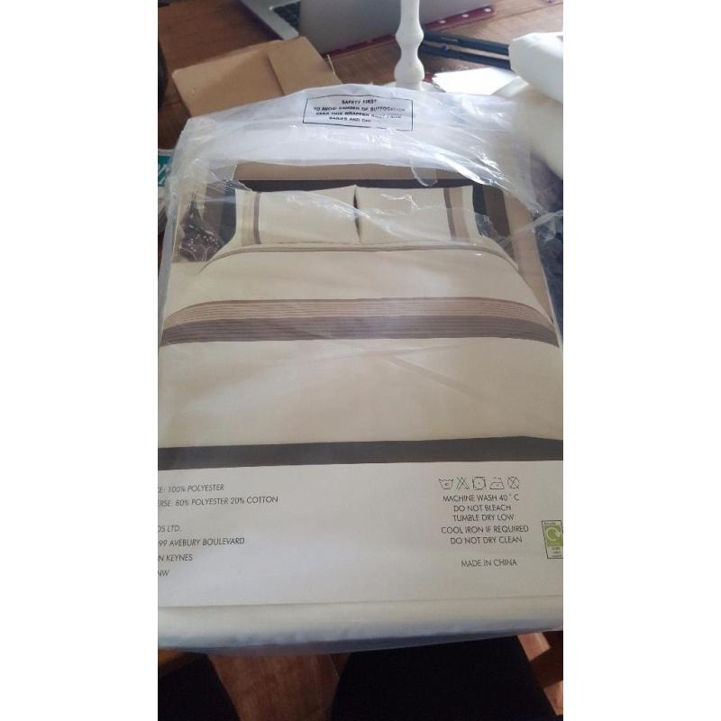 Kingsize Cream and beige Pintuck Duvet Set *Brand New*
