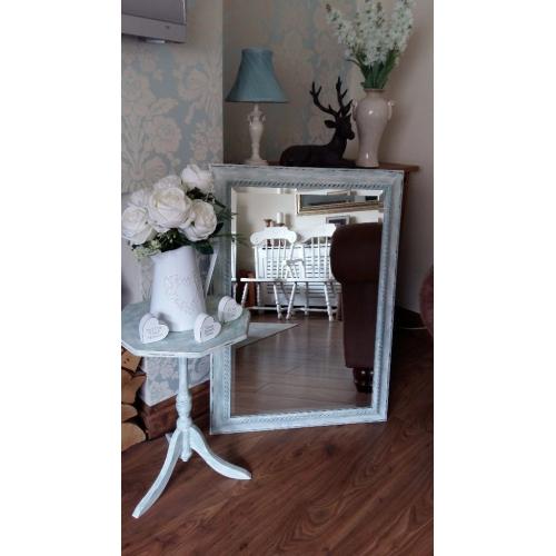 Pretty side table and mirror set ??