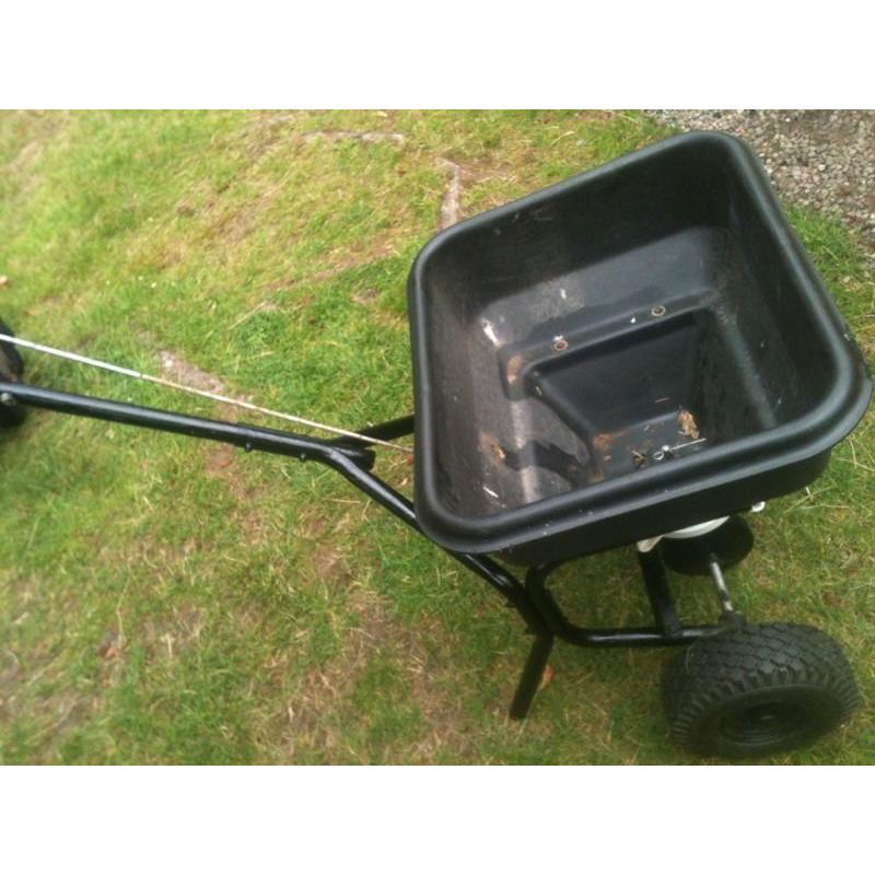 Commercial quality seeder/ spreader