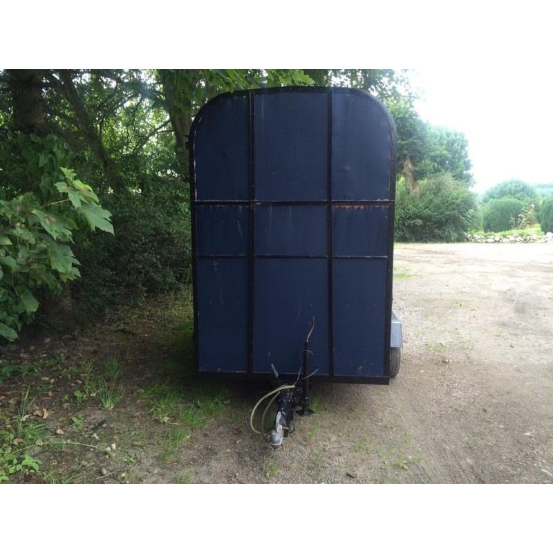 Horse box