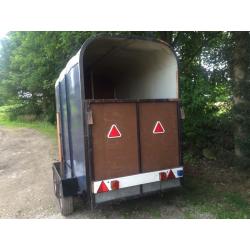 Horse box