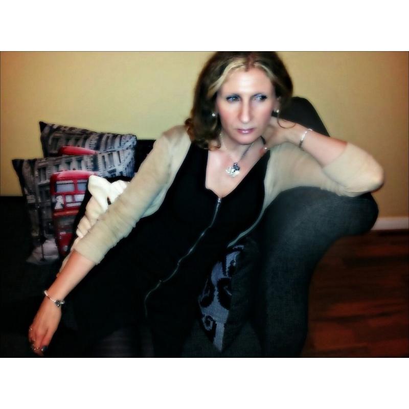 Female Vocalist seeks COVERS BAND in London or Kent area