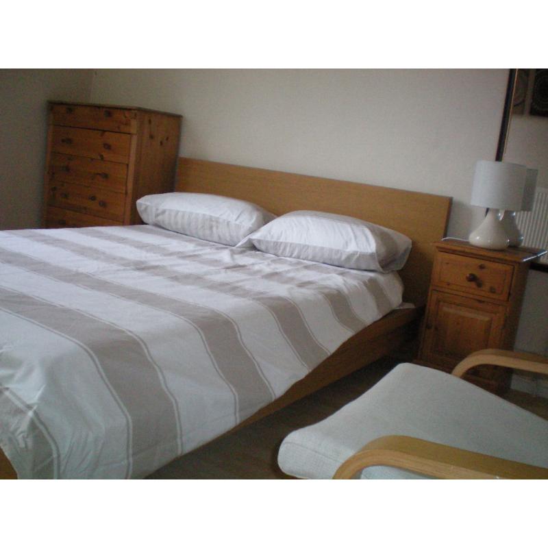 Comfortable spacious furnished room in nice flat close to w/end, c/centre and subway station.