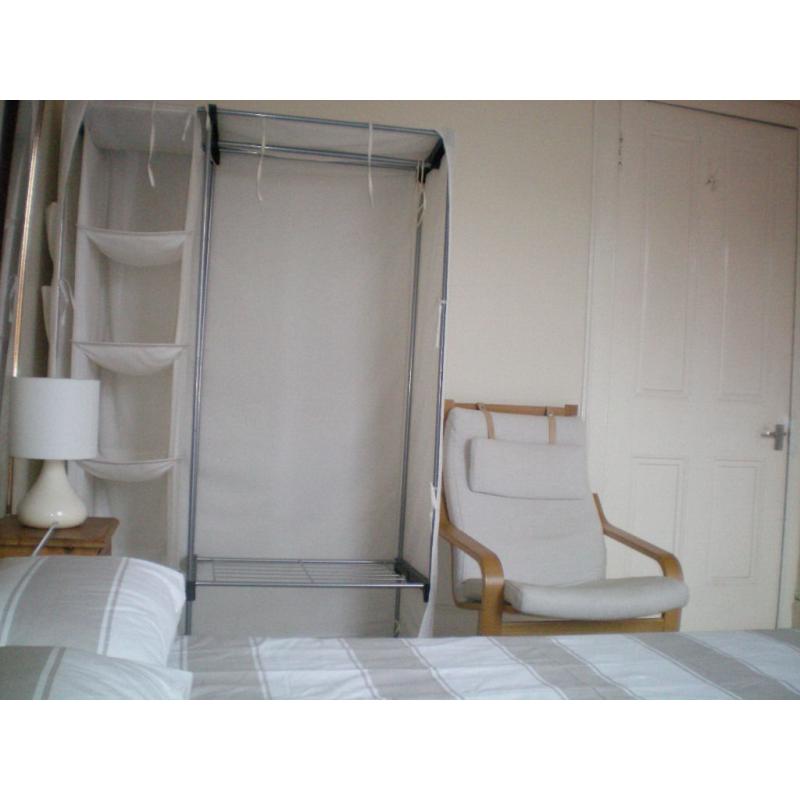 Comfortable spacious furnished room in nice flat close to w/end, c/centre and subway station.