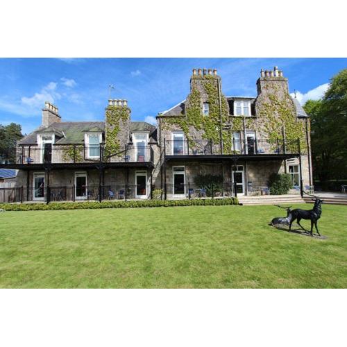 Waiting/Bar staff wanted for Hotel on Royal Deeside (couple or singles)