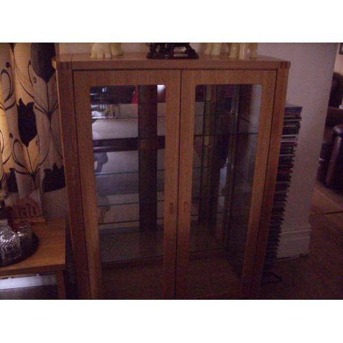 GLASS DISPLAY UNIT