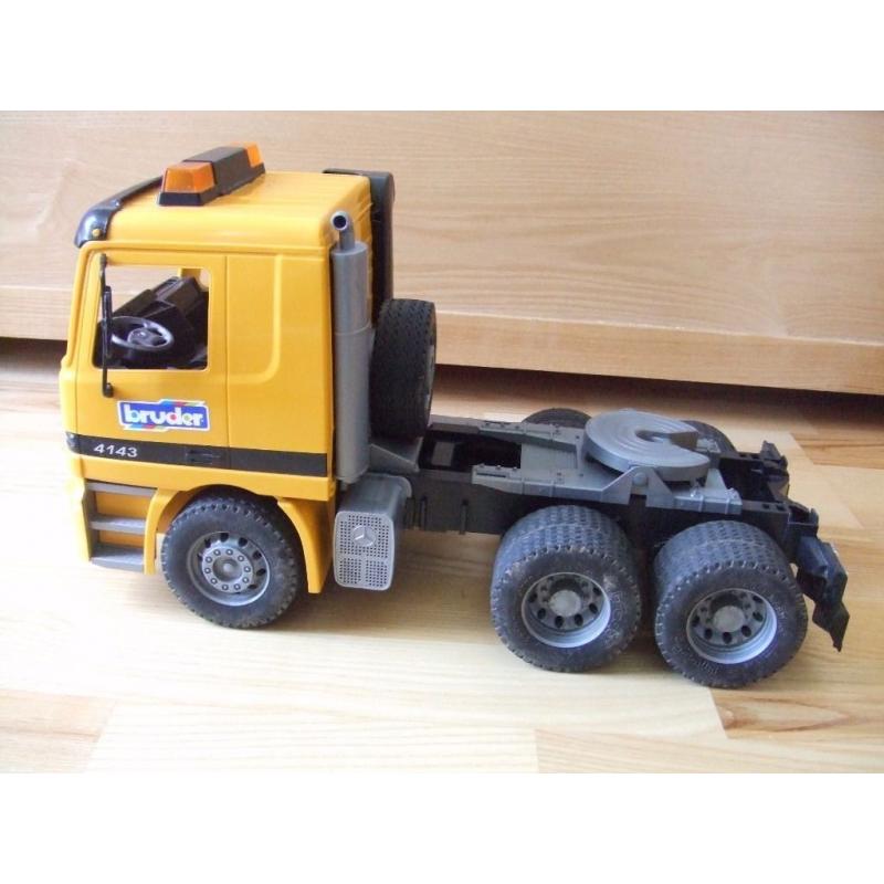 Bruder toy MAN TGA 02776 MB Actros Low Loader Truck With JCB Backhoe Loader tansporter