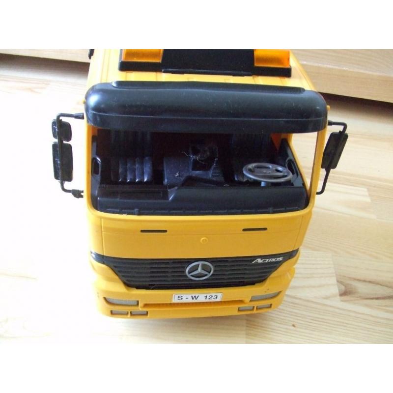 Bruder toy MAN TGA 02776 MB Actros Low Loader Truck With JCB Backhoe Loader tansporter