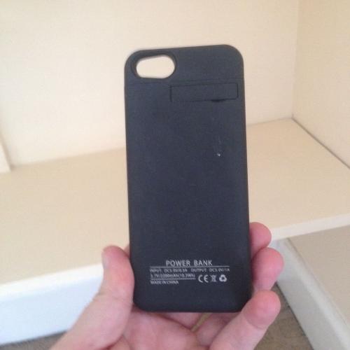 Flawless White iPhone 5s unlocked + rechargeable charger cover