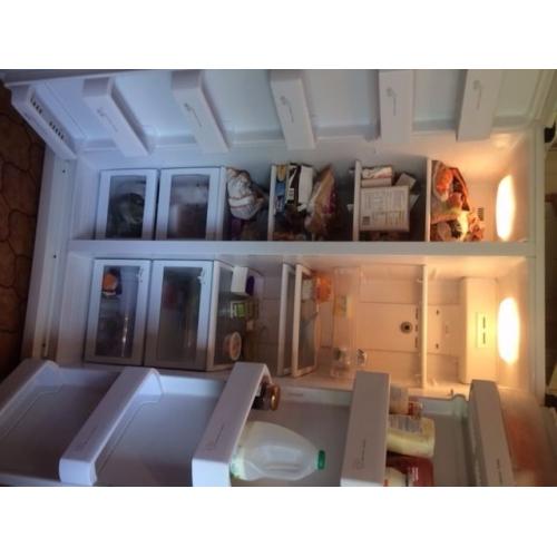 American style fridge freezer. Samsung. White. Self defrost. Very good condition.