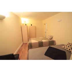 Nice twin room in Archway, 5 minutes walk from tube station 3 bedroom flat (76A1)