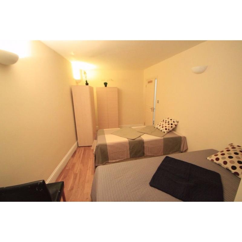 Nice twin room in Archway, 5 minutes walk from tube station 3 bedroom flat (76A1)