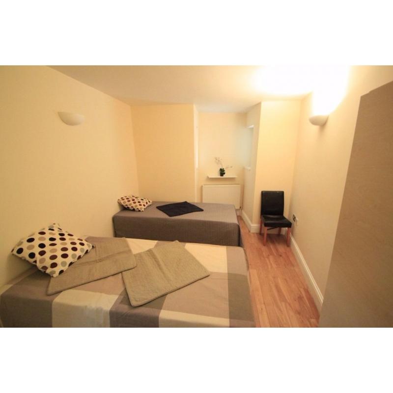 Nice twin room in Archway, 5 minutes walk from tube station 3 bedroom flat (76A1)