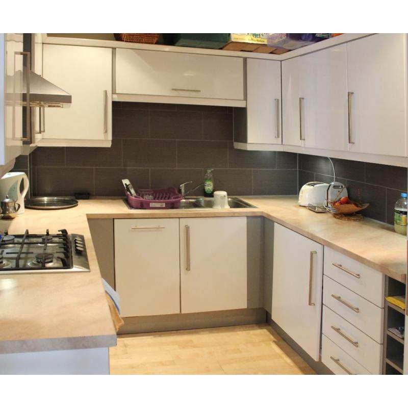 Kinston. a nice double bedroom in modern Apartment.