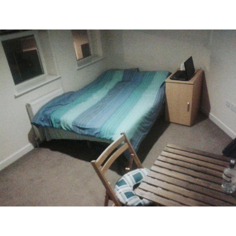 Kinston. a nice double bedroom in modern Apartment.