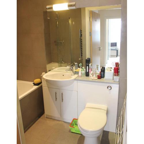 Kinston. a nice double bedroom in modern Apartment.