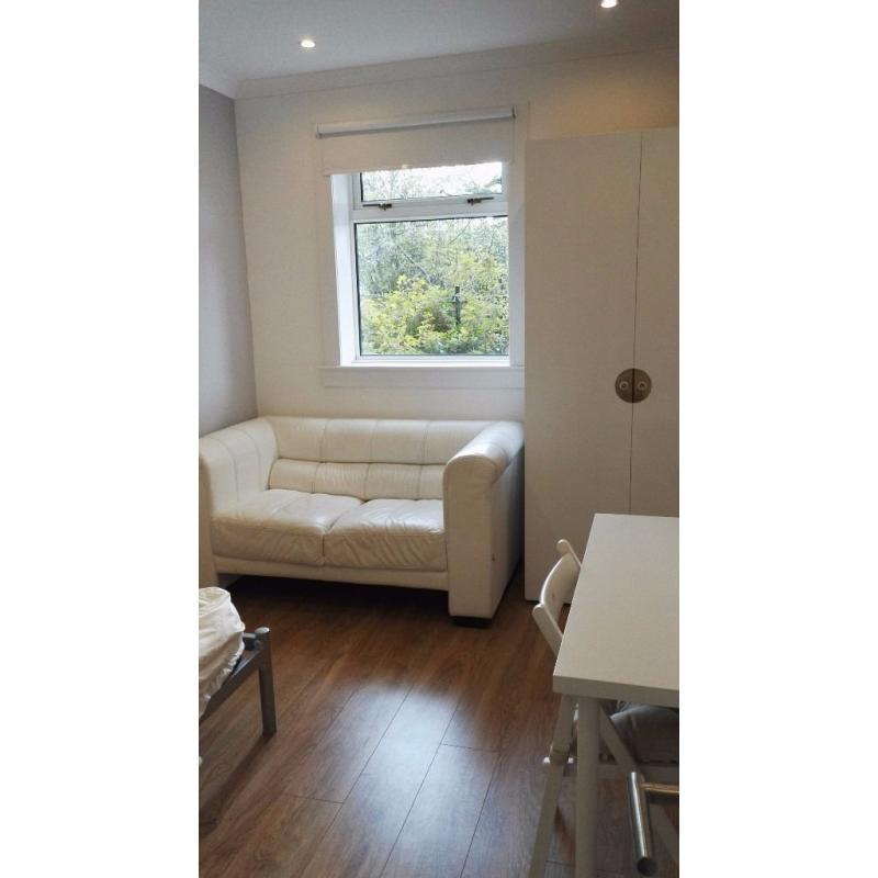 single or double bed (Room 2) - direct buses city centre and Herio Watt University