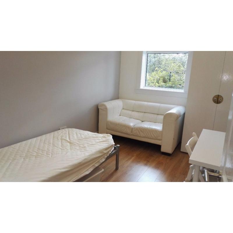 single or double bed (Room 2) - direct buses city centre and Herio Watt University