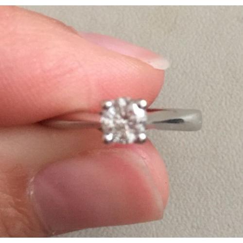 18 ct white gold diamond engagement ring