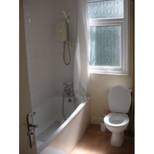 Room to Rent in 4 bed house: Cedar Grove