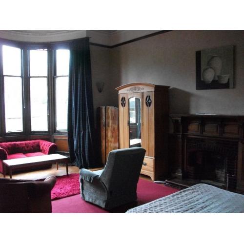 COMFORTABLE WEST END ROOM