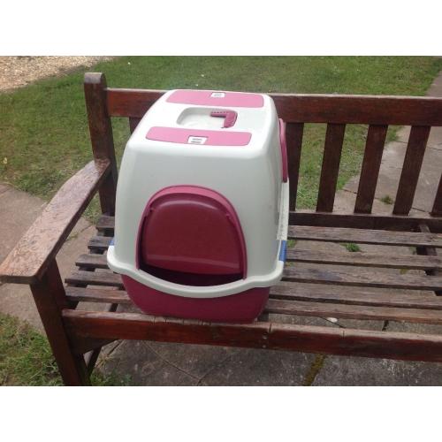Enclosed cat litter tray