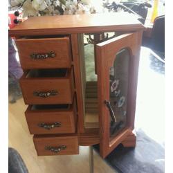 Wooden jewellerybox wardrobe