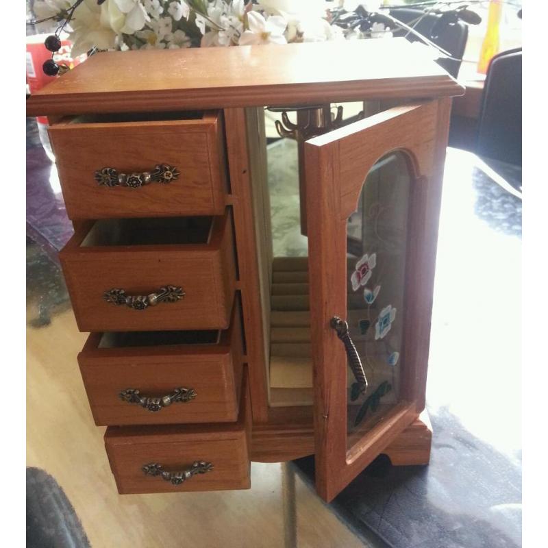 Wooden jewellerybox wardrobe