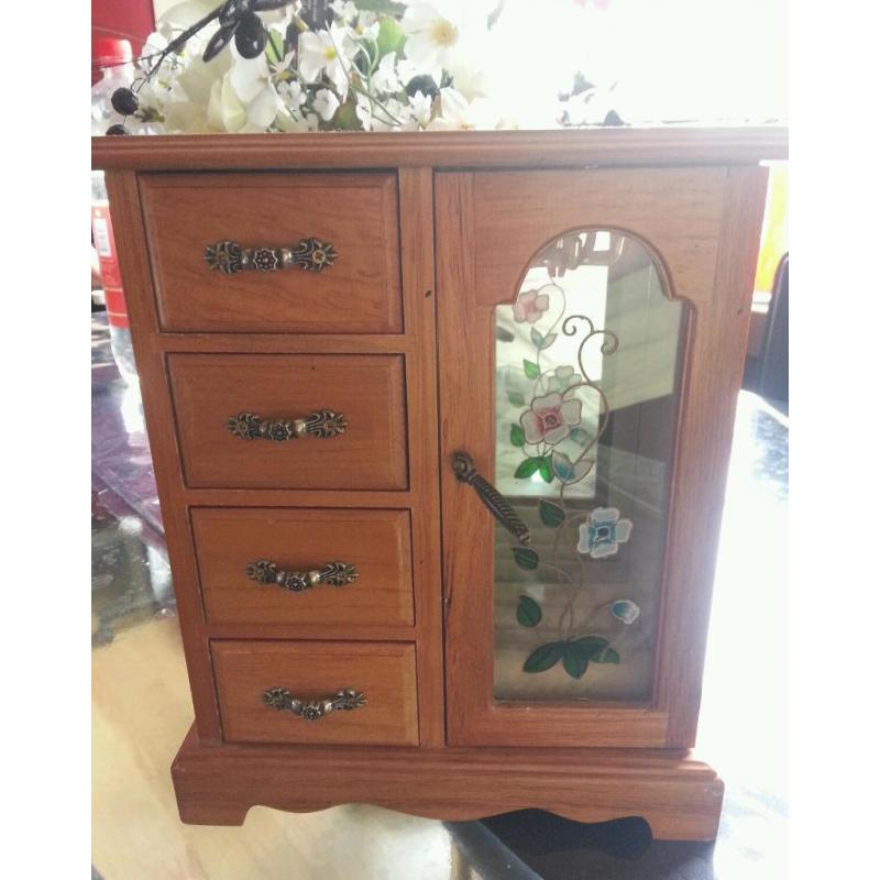 Wooden jewellerybox wardrobe