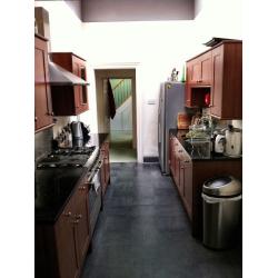 GREAT DOUBLE ROOM TO RENT IN SPACIOUS TOP FLOOR FLAT (BILLS INC)