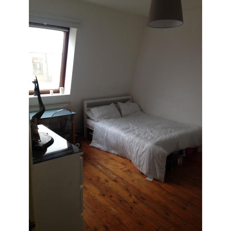 Bright double in loft warehouse - 2 min walk from Stoke Newington station