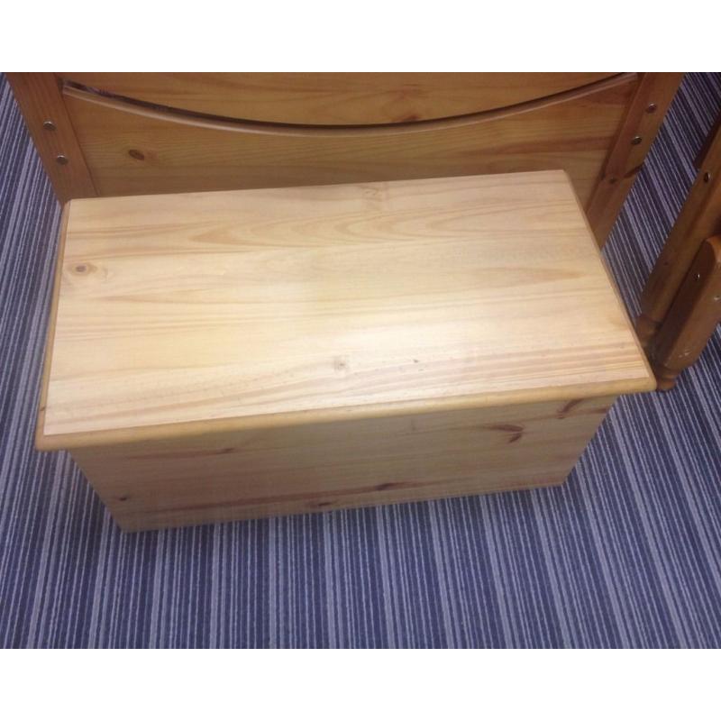 Solid Pine Ottoman Storage box, Antique pine Finish, very solid build, great condition -