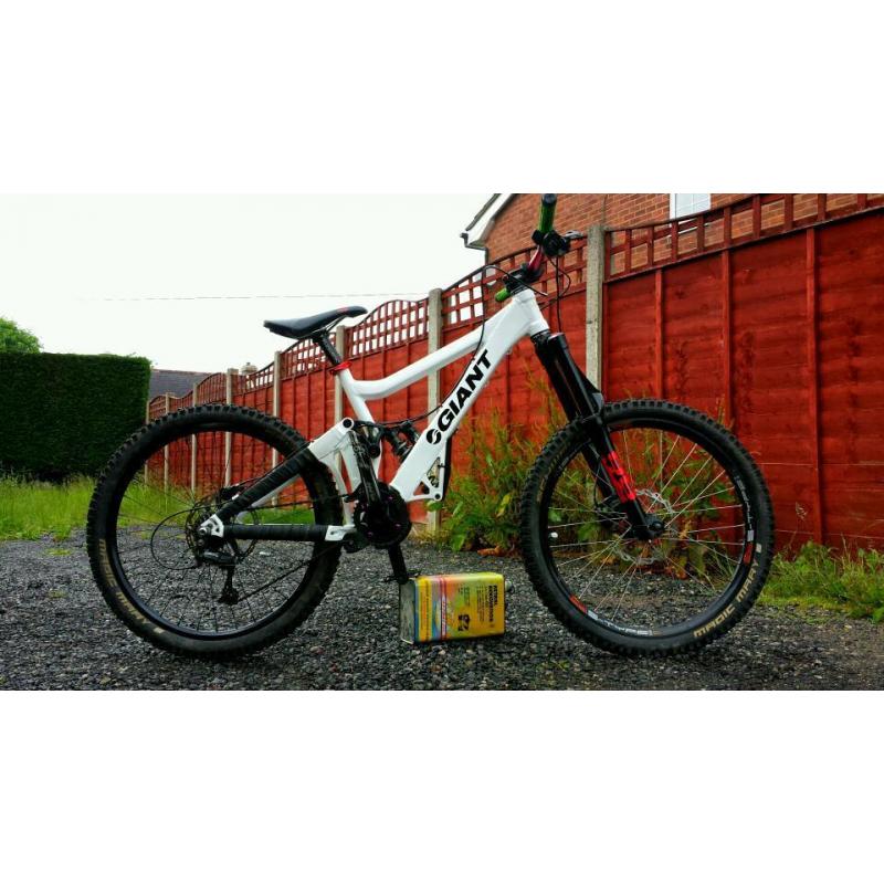Giant glory medium downhill custom freeride bike not specialized Scott orange