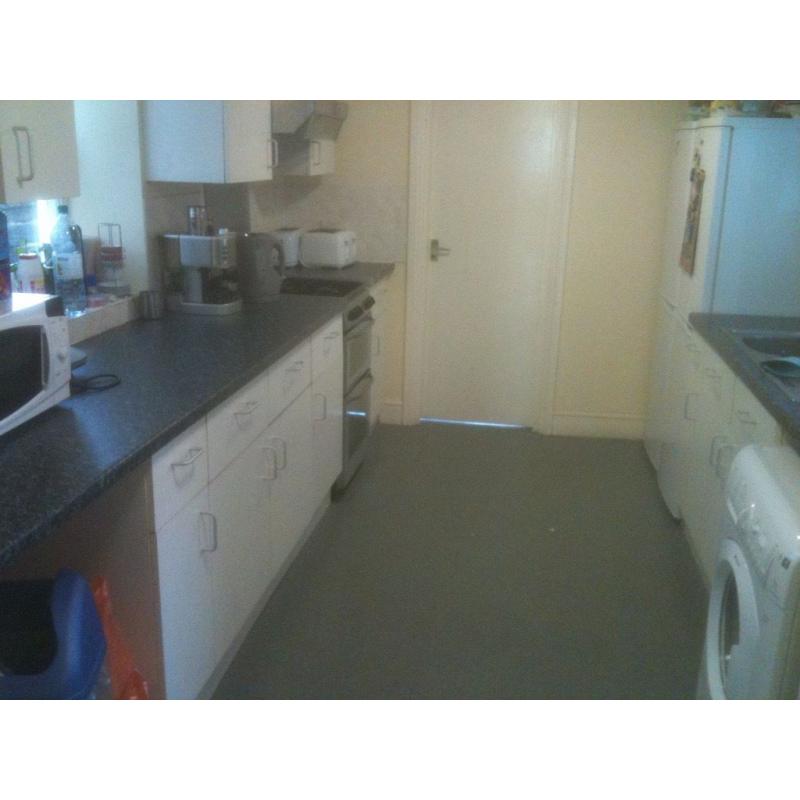 ZZZZZZZZ DOUBLE ROOM IN SHEPHERDS BUSH, ZONE 2 ZZZZZZZZZZ