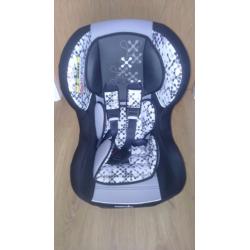 Universal baby car seat from birth to 18Kg