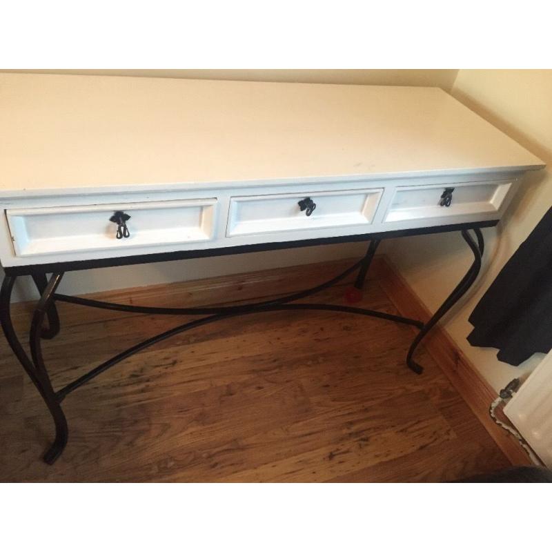 Sideboard table