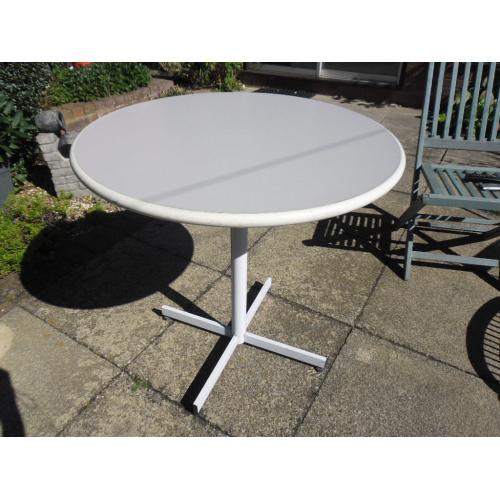SOLID WHITE CIRCULAR TABLE
