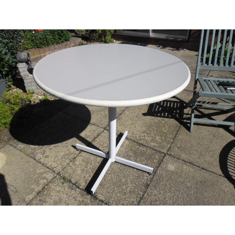 SOLID WHITE CIRCULAR TABLE