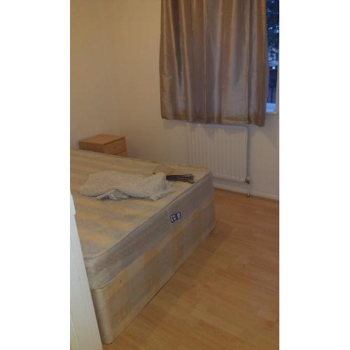 Room available for Single Professional or Student in Backton Canning Town Prince regent Stratford