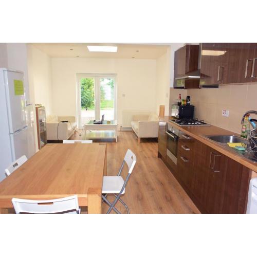 Modern and comfortable single room soon available in zone 2! 10 mins from East Acton tube station!