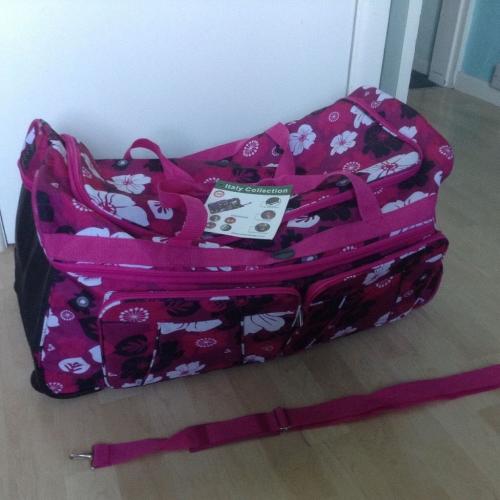 Large hold-all/suitcase on wheels