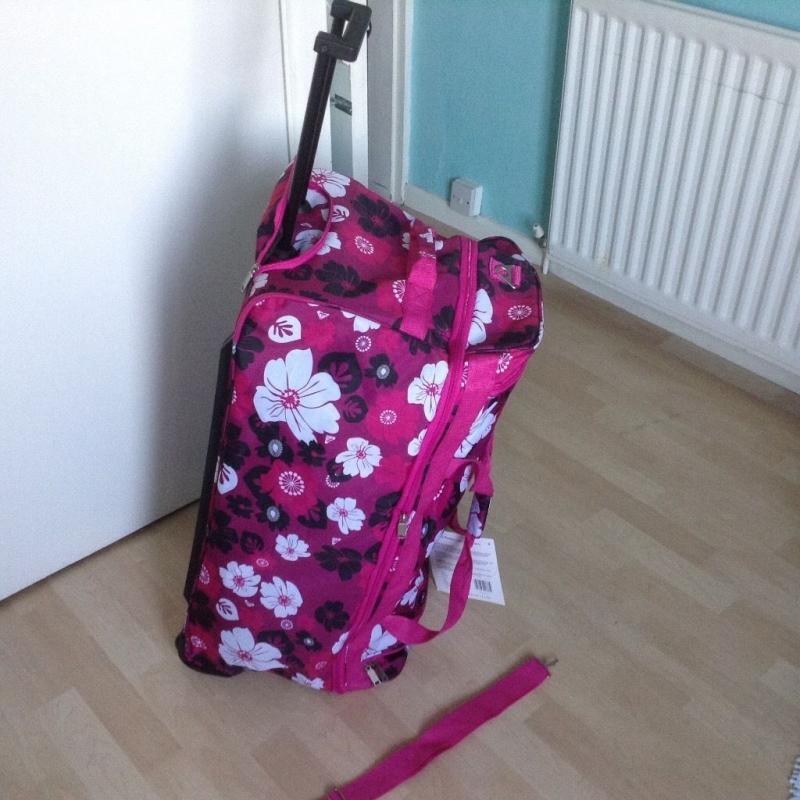 Large hold-all/suitcase on wheels