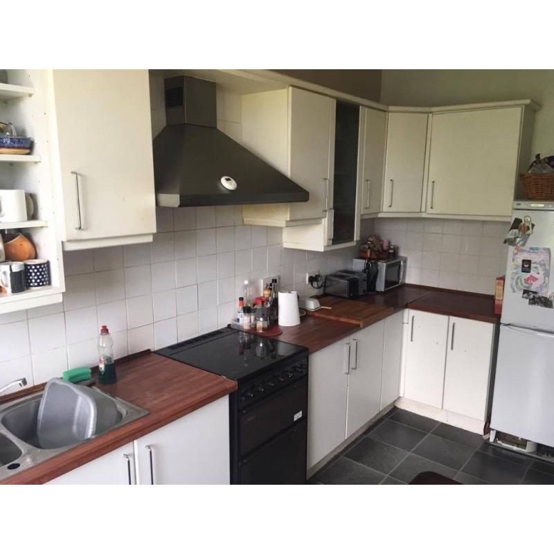 Double room in a 4 bedroom house in redland