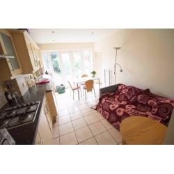 Double Room in White City - Zone 2, Minutes from station