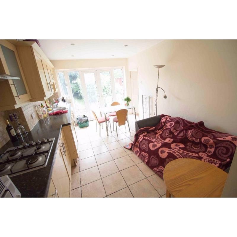 Double Room in White City - Zone 2, Minutes from station