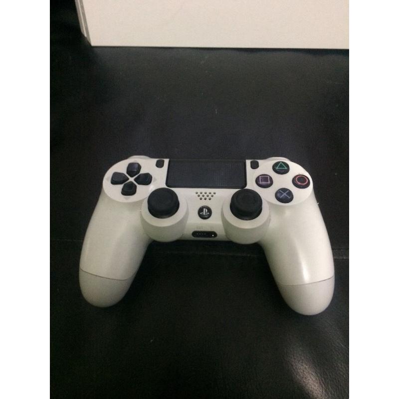 PlayStation Four - Glacier White