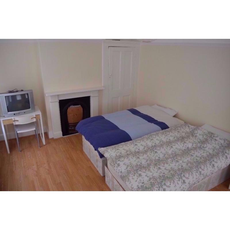 NO FEES! Double room available 3mins by walk to Seven Sisters Tube Station on Victoria Line.