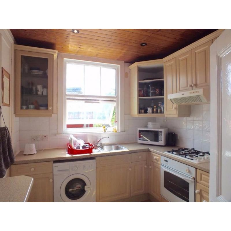 NO FEES! Double room available 3mins by walk to Seven Sisters Tube Station on Victoria Line.