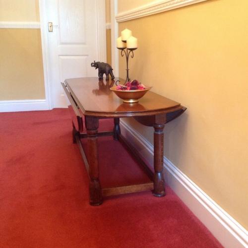 SOLID OAK OVAL COFFEE TABLE